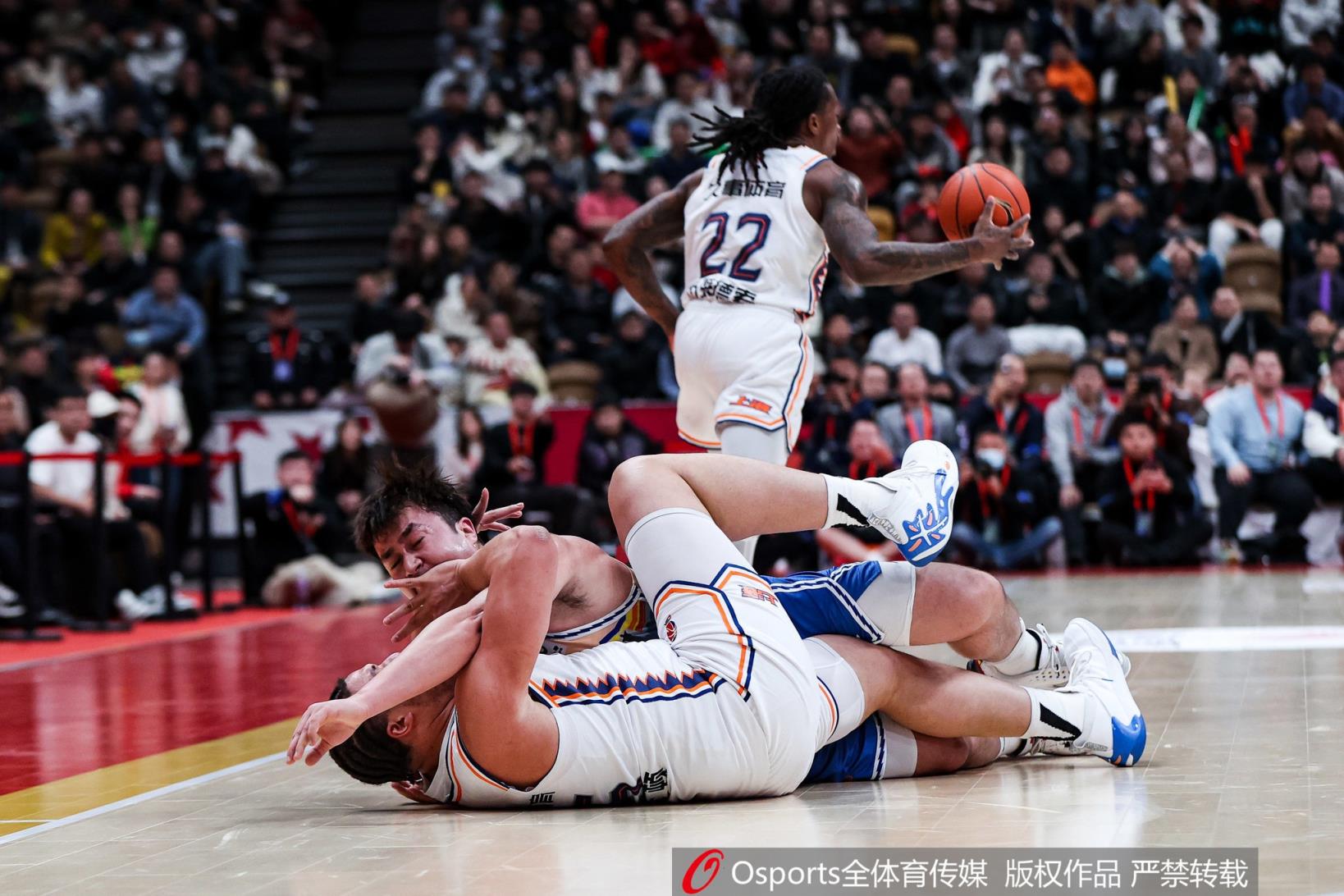 难顶洛夫顿INS：CBA球员犯规也太多了 他们就是一直在打人